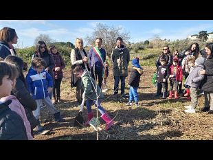 mazara-millumino-di-meno-2023-piccoli-studenti-piantano-alberi-di-gelsi