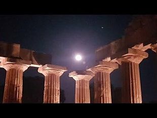 mazara/lo-spettacolo-della-luna-blu-dal-tempio-di-hera-a-selinunte-le-immagini