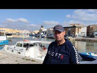 mazara-la-piccola-pesca-e-incagliata-nel-porto-canale