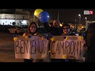 il-futsal-mazara-con-la-coppa-italia-accolto-dai-tifosi-allarrivo-in-citta