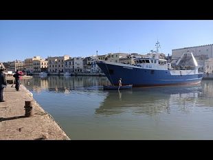 mazara-difficolta-per-un-peschereccio-a-causa-del-fondale-ridotto