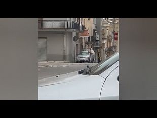 uomo-distrugge-una-vettura-a-colpi-di-mazza-in-pieno-centro-storico