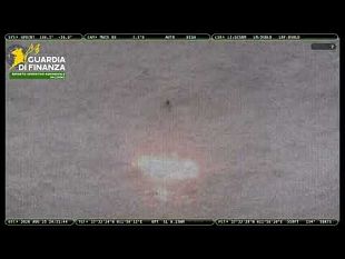 video-barca-esplode-in-mare-naufrago-ustionato-e-sotto-shock-salvato-nel-canale-di-sicilia