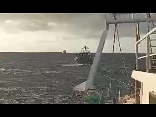 peschereccio-mazarese-al-largo-della-grecia-soccorre-migranti-su-barcone