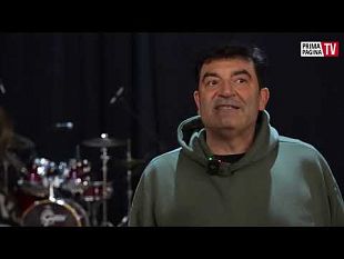 video-max-giusti-porta-in-scena-allariston-bollicine-tra-risate-e-riflessioni