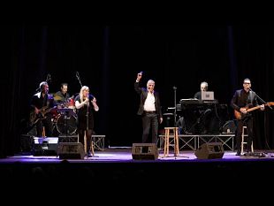trapani/video-teo-teocoli-diverte-il-pubblico-dellariston-tra-musica-e-cabaret