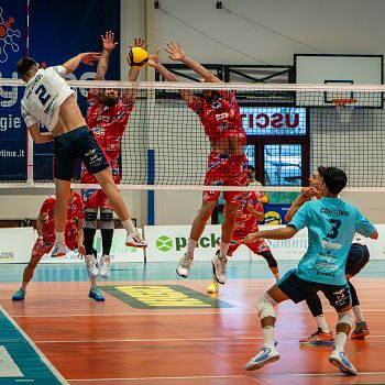 /images/2/4/24-un-attacco-del-top-scorer-valchinov--foto-daniele-de-santis-.jpg