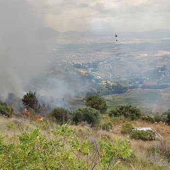/images/3/5/35-incendio-contrada-pantano-calatafimi-segesta-04.jpg