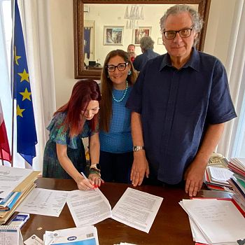 /images/6/6/66-firma-2.jpg