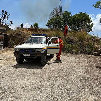 /images/8/9/89-incendio-contrada-pantano-calatafimi-segesta-03.jpg