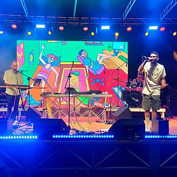 /images/8/9/89-mezzo-festival--l-esibizione-di-axy---damonks--mazara--26072025.jfif