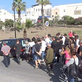 /images/9/0/90-pantelleria--funerali-di-anna-elisa--corteo-funebre-30092023.jpg