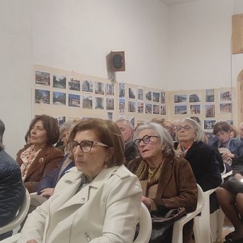 /images/9/9/99-foto-sala-conferenze.jpg