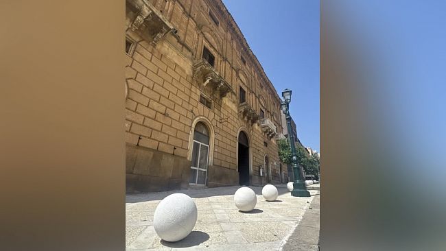 sambuca-di-sicilia-completata-linstallazione-delle-sfere-in-perlato-di-sicilia-lungo-il-corso-umberto-i