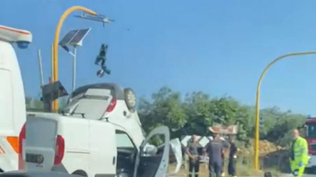 SP81 per Triscina: tre feriti e due furgoni distrutti