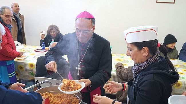 Marsala: il Vescovo serve il pranzo ai poveri alla mensa 