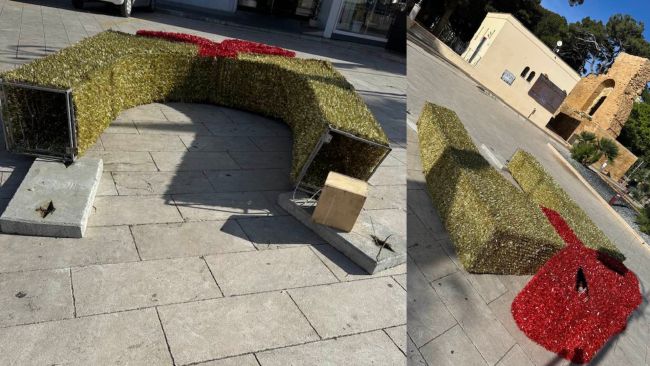 Mazara, camion fa cadere l'addobbo a forma di pacco regalo presente in piazza Mokarta 