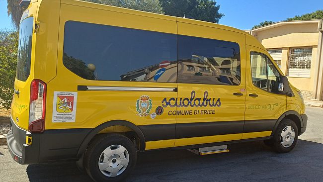 Erice. Consegnato al Comune il nuovo scuolabus elettrico per il trasporto scolastico