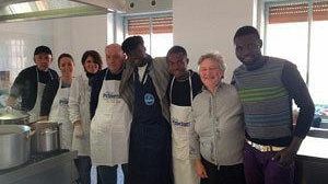 “Natale…Al centro” del malessere sociale: sempre più cittadini alla mensa di via Casa Santa