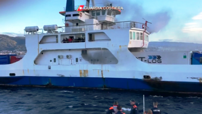 Sicilia – Incendio su un traghetto nello stretto di Messina