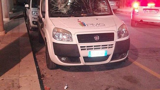 Panico all’informagiovani, uomo arreca gravi danni al taxi sociale