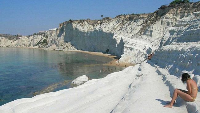 La corrosione ed il maltempo sgretolano La scala dei Turchi
