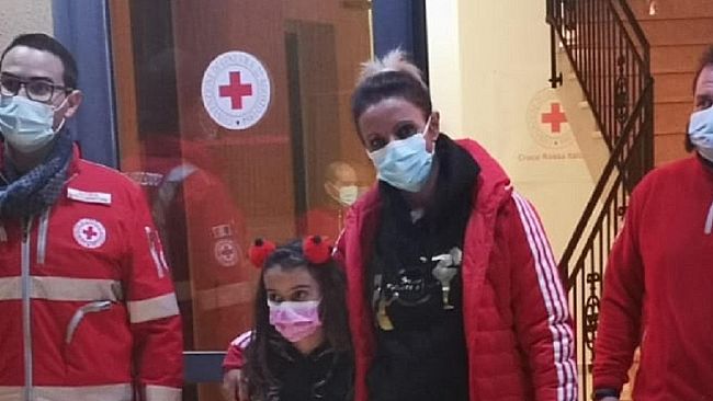 Raccolta di alimenti per le famiglie bisognose per le  allieve capitanate da Cristina Mistretta