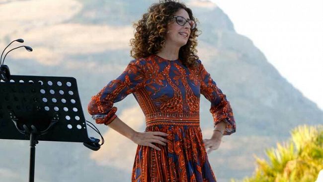Segesta: dal Tramonto all’Alba  Risate e emozioni con Teresa Mannino. Incanta il Faust all’Alba di Piazza