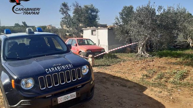 Locogrande, costruzione abusiva e gestione di rifiuti non autorizzata: denunciata dai Carabinieri