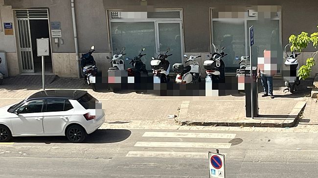alcamo-giungla-parcheggi-in-viale-europa-scooter-invadono-i-marciapiedi-nei-pressi-del-distretto-sanitario