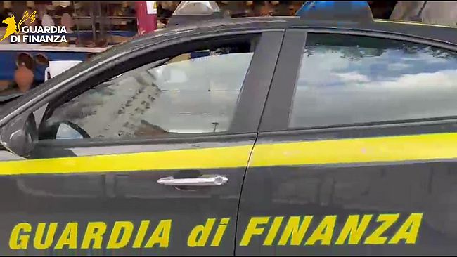 contraffazione-a-partinico-scoperti-oltre-mille-capi-falsi-in-un-magazzino-denunce-e-sequestri