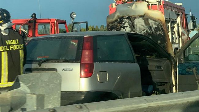 Trapani, a fuoco un'automobile: paura per una famiglia