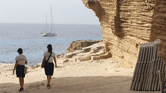 Favignana, lettini abusivi in area demaniale: noleggiatore denunciato 