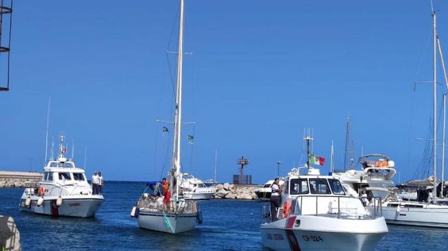 Sicilia, la Guardia Costiera soccorre un'imbarcazione in avaria