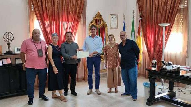 Campobello, il Sindaco Castiglione consegna una pergamena al dott. Calì
