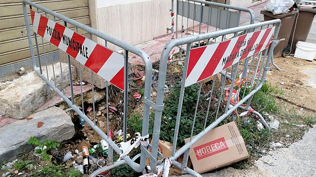 Voragine in via Pescatori, già da tempo segnalata attraverso l’app del Comune  
