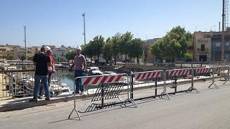 In corso di sistemazione la ringhiera del ponte sul Mazaro
