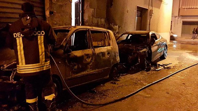 VIDEO – Mazara, matrice dolosa per l’incendio di 2 auto in via Volta?