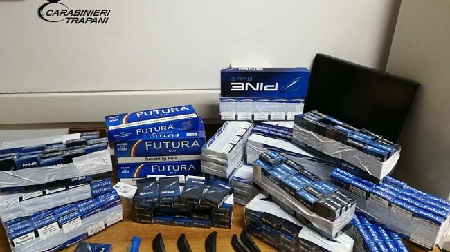 6 coltelli e 12 kg di tabacchi di contrabbando.  Denunciato dai Carabinieri cittadino tunisino