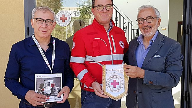 I volontari della Croce Rossa al lavoro per pulire Marinella e Triscina