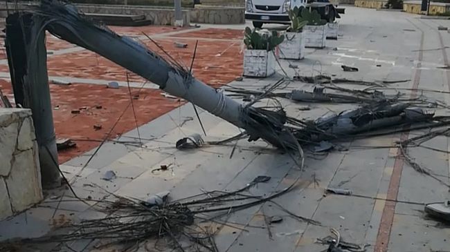Maltempo nel trapanese, fulmine spezza un palo a Lido Valderice