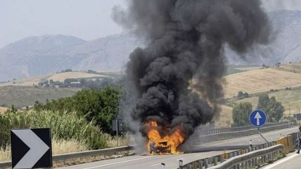 a29-camion-in-fiamme-tra-fulgatore-e-dattilo-autostrada-chiusa-e-traffico-in-totale-tilt