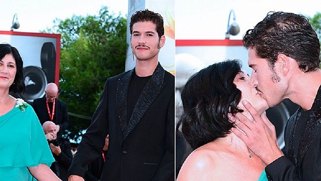 Giancarlo Commare sul red carpet a Venezia  con la mamma