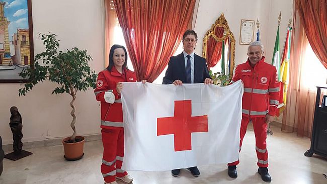 Campobello, esposta al palazzo Municipale la bandiera della croce rossa italiana