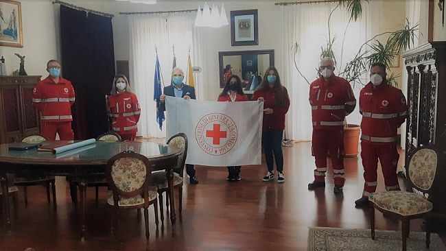 Bandiera della Croce Rossa esposta sul Palazzo Comunale