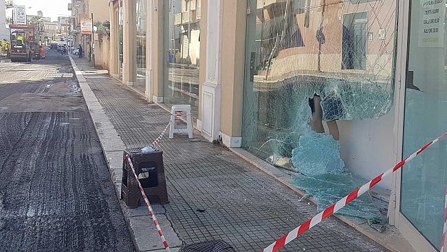 Furto a megastore cinese in via Val di Mazara. Utilizzata un’auto come ariete