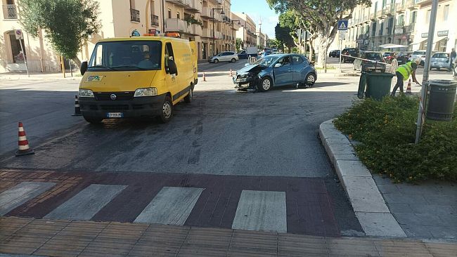 Trapani, incidente in via Fardella tra bus e auto