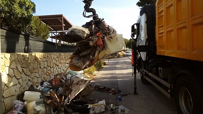Ripulite a Favignana aree invase dai rifiuti