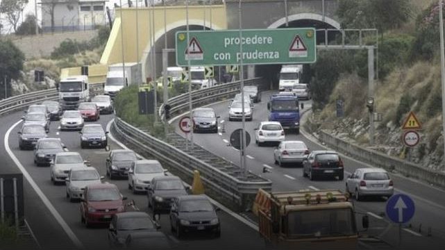 maxi-tamponamento-tra-due-camion-e-diverse-auto-sullautostrada-a-29-traffico-deviato-sulla-statale
