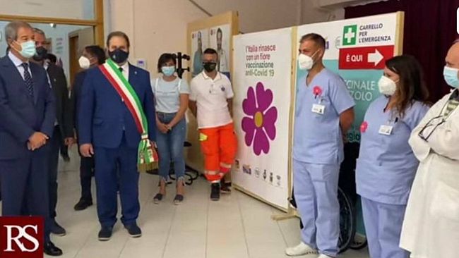 Regione Siciliana, Musumeci in visita all'hub vaccinale di Buseto Palizzolo